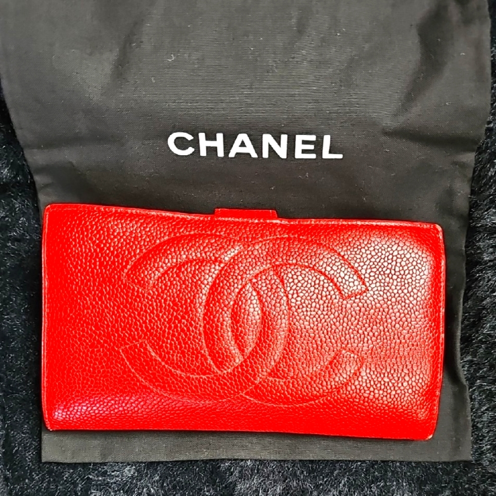 CHANEL Red Wallet with Embossed Logo in Caviar Leather
